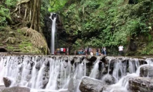 Curug Putri Palutungan dengan air jernih di kaki Gunung Ciremai