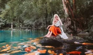 Danau alami Telaga Biru Cicerem Kuningan dengan air jernih kehijauan dikelilingi pepohonan rindang dan udara segar