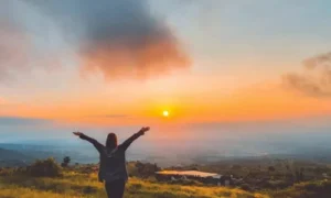 Spot foto estetik di Sukageuri View Kuningan dengan latar pegunungan Ciremai yang megah