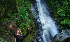 lembah cilengkrang cocok buat traveling jalan kaki menikmati hutan dan air terjun