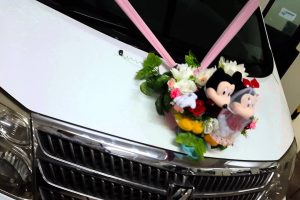 hiasan boneka pada mobil pengantin